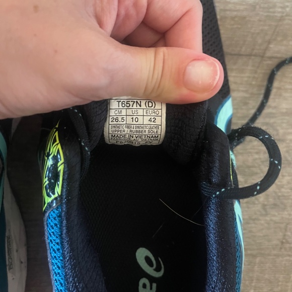 Asic women running shoes. Size 10. Get 2000. Like new - Picture 10 of 10